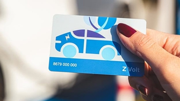 Eine Frau hält eine Z Volt Smartcard in einer Tiefgarage.